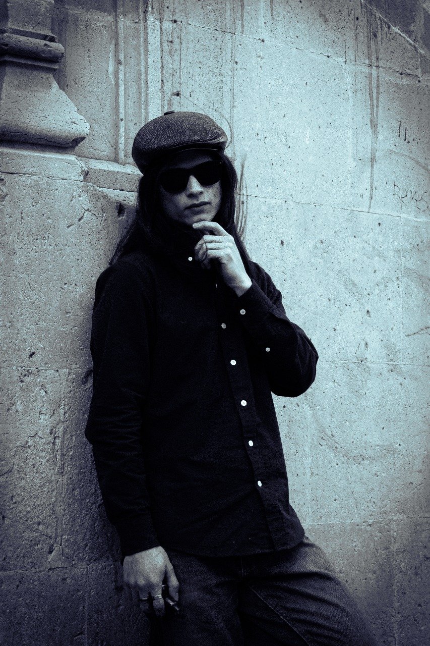 Retrato de cuerpo entero del Maestro principal de Clases Inglés de Cursos Girasol